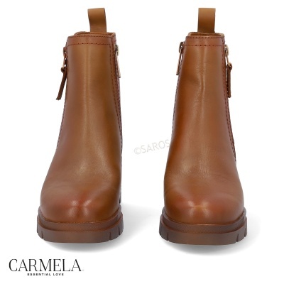 Botas castanhas de pele sintética com fecho lateral em fundo branco