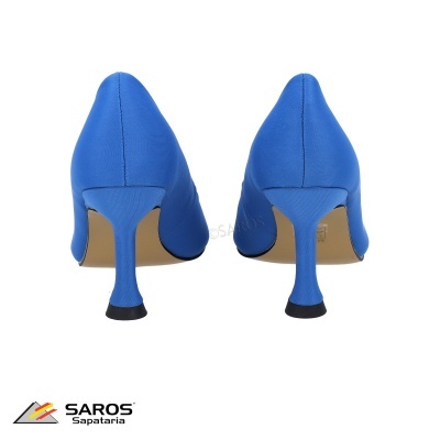 Sapatos de salto alto azuis vistos de trás com fundo branco