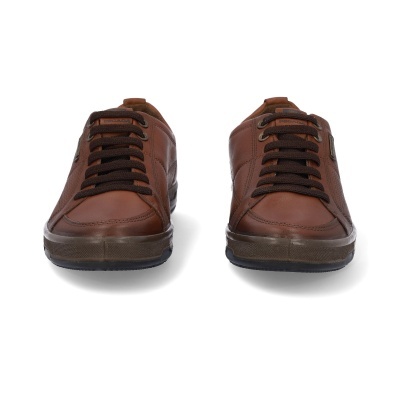 Par de sapatilhas castanhas em couro com atacadores pretos