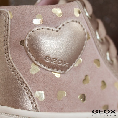 Sapatilha rosa com corações dourados e detalhe metálico com marca GEOX
