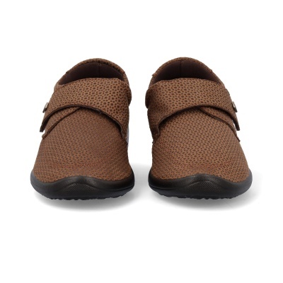 Par de sapatos marrons com padrão de pontos escuros e fecho em velcro