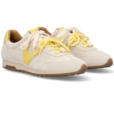 Sapatilhas em camurça bege com detalhes amarelos e atacadores amarelos e brancos