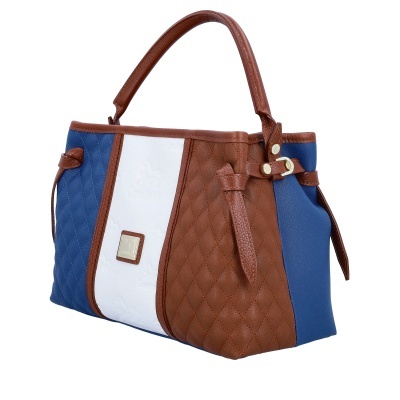 Mala de mão tricolor azul, branca e castanha com padrão acolchoado e placa metálica.