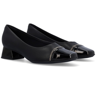 Sapatos femininos pretos com salto baixo e bico arredondado em verniz preto.