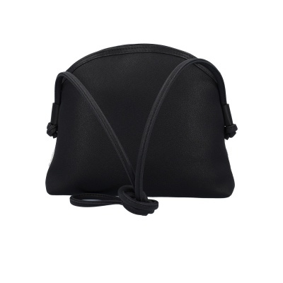 Bolsa pequena preta com alças finas e fecho superior