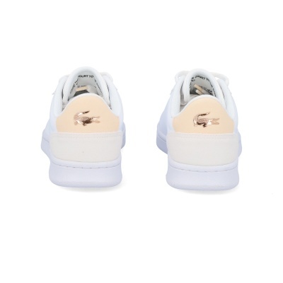 Ténis brancos com detalhes bege e logótipo dourado na parte de trás