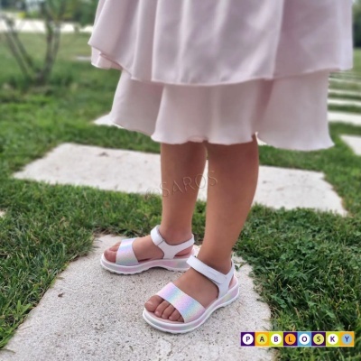 Sanális infantis rosa brilhantes com fecho de velcro e vestido cor de rosa claro ao ar livre