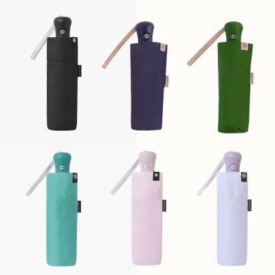 Seis guarda-chuvas compactos coloridos em capas com alça e etiquetas