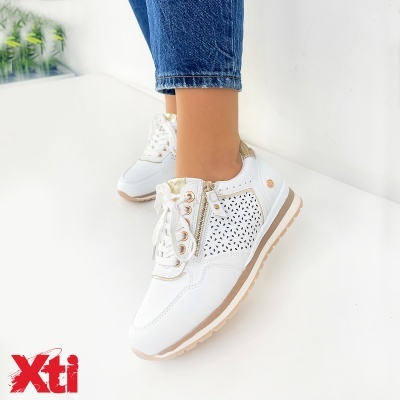 Ténis brancos com detalhes em bege e fecho de correr lateral dourado