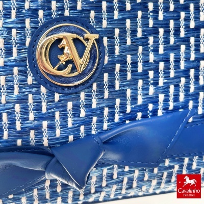 Mala azul trançada com laço em pele e logo dourado CV