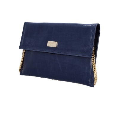 Mala envelope azul escuro com corrente dourada e placa metálica Saint