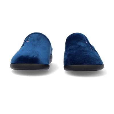 Chinelos azul escuro de tecido felpudo com sola preta vistos de frente