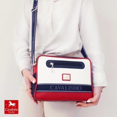Mala de ombro tricolor Cavalinho com alça azul escura e texto CAVALINHO