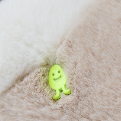 Fecho verde em tecido felpudo bege e branco