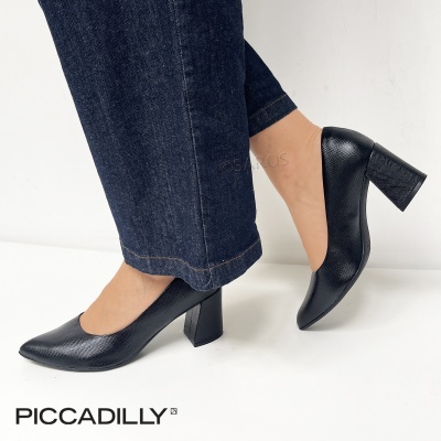 Sapatos pretos de salto médio em fundo branco com logótipo PICCADILLY