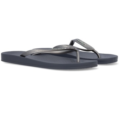 Chinelos de dedo azuis escuros com tiras acetinadas da Havaianas sobre fundo branco