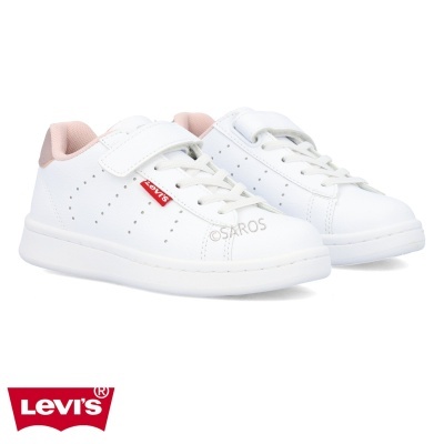 Sapatilhas infantis brancas com detalhes rosa e etiqueta LEVI'S vermelha.