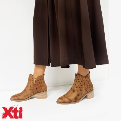 Botins femininos castanhos com perfurações e fecho lateral dourado