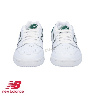 Ténis brancos New Balance com detalhes verdes