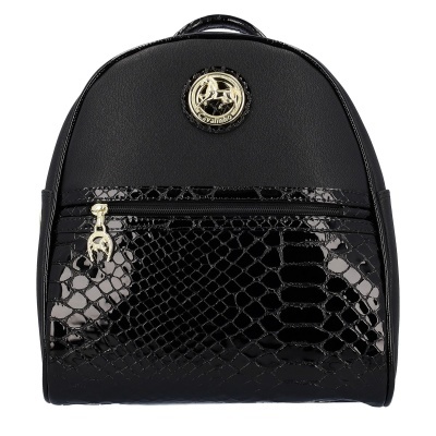 Mochila preta com textura tipo pele de cobra e emblema dourado