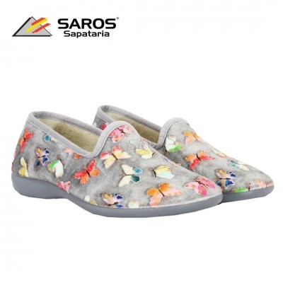 Sapatos cinzentos com padrão de borboletas coloridas e sola cinza