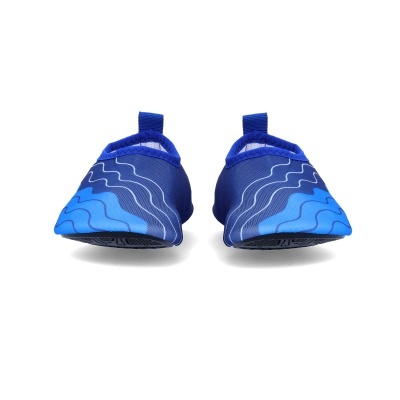 Sapatilhas de água azuis com padrão ondulado branco e azul claro vistas de frente.