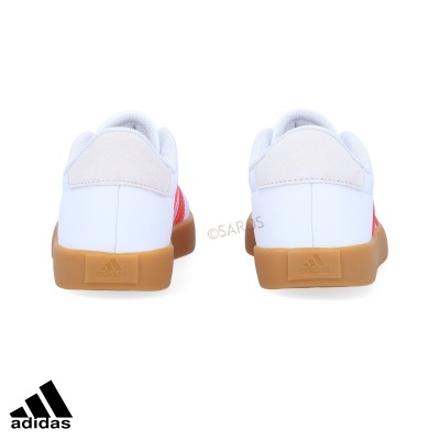 Sapatilhas Adidas brancas com detalhes vermelhos e sola castanha vistas de trás