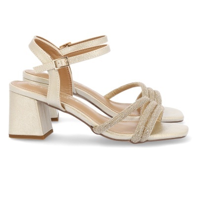 Sandálias douradas com salto quadrado e tiras entrelaçadas