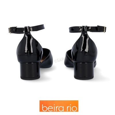 Sapatos pretos de salto médio bloco com tira no tornozelo