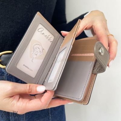 Carteira feminina cinza e bege com vários compartimentos e fecho de mola