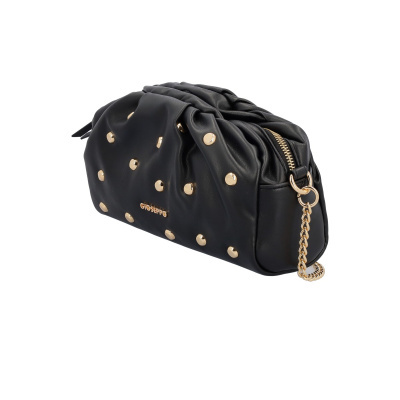 Bolsa preta com tachas douradas e corrente metálica