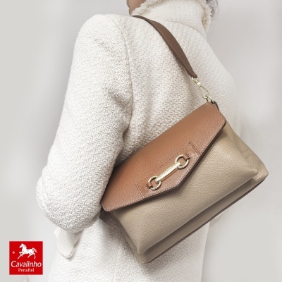 Mala feminina castanha e bege em pele com alça castanha