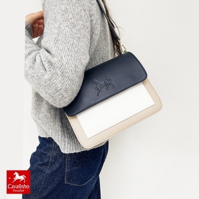 Mala de senhora Cavalinho Penafiel azul, bege e branco com relevo de cavalo