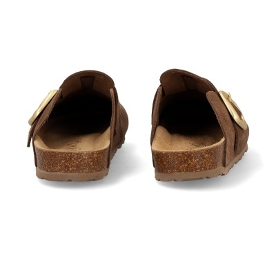 Sandálias castanhas com sola de cortiça e fivela dourada vistas de trás