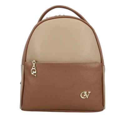 Mochila pequena em pele sintética bege e castanho com fecho dourado e logótipo CV