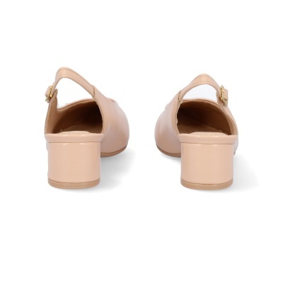 Sapatos nude com salto quadrado e alça ajustável