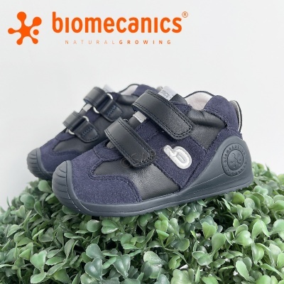 Sapatos infantis Biomecanics azul marinho com fechos de velcro duplos sobre vegetação artificial