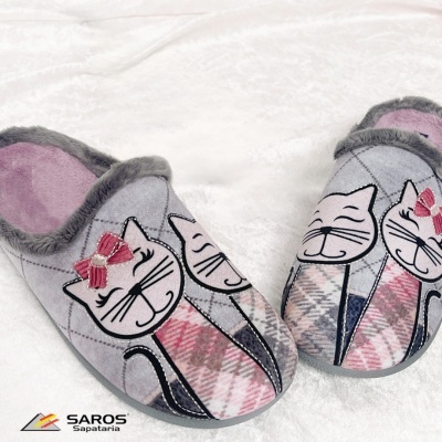 Chinelos cinza com design de gatos bordados e interior rosa em tecido felpudo