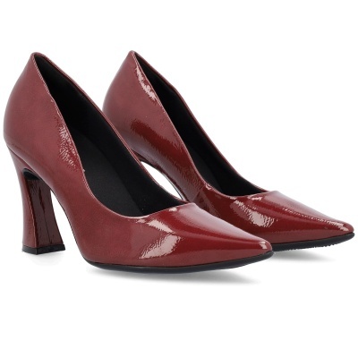 Sapatos de salto alto vinho em verniz com bico fino