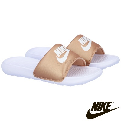 Chinelos Nike dourados com sola branca e logo Nike