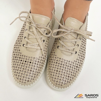 Sapatos de couro bege com padrão vazado quadrado e atacadores bege com fios dourados