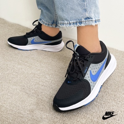 Ténis Nike pretos e cinzentos com detalhes azuis e sola branca com detalhes azuis