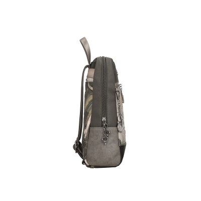 Mochila cinzenta com padrão abstrato e fecho com pendente metálico chave de sol vista lateral