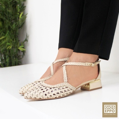 Sandálias bege trançadas com salto baixo dourado e tira no tornozelo