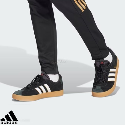 Ténis Adidas pretos com riscas brancas e sola castanha