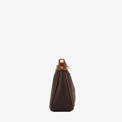 Mala castanha com detalhes em pele castanha clara e ornamentos metálicos dourados vista de lado