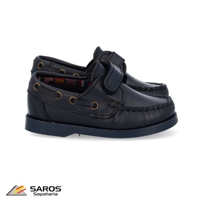 Sapatos mocassim pretos em couro com fecho de velcro e ilhós metálicos