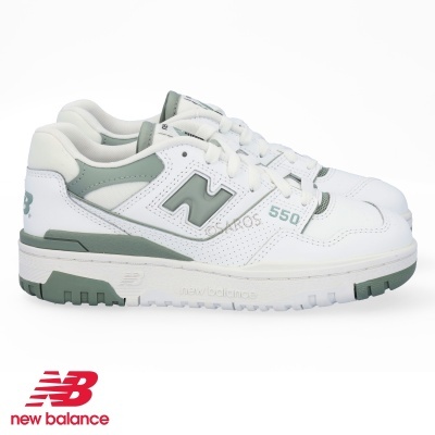 Ténis New Balance 550 brancos e verdes com sola branca e detalhes verdes