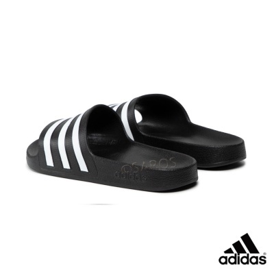 Chinelos Adidas slides pretos com riscas brancas.