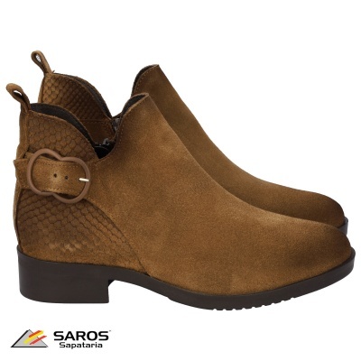 Botas castanhas em camurça com padrão escamas e fivela decorativa